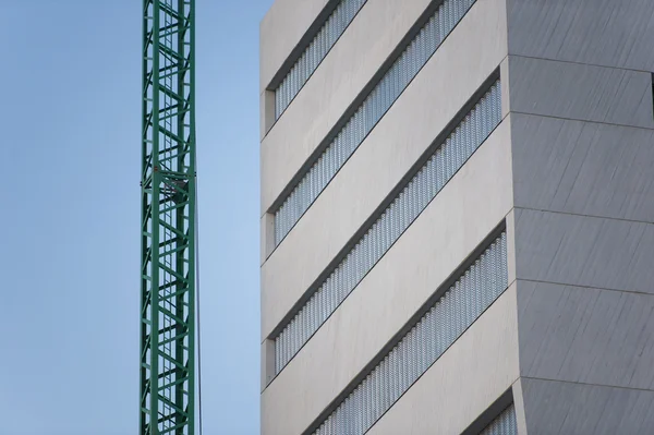 Canteiro de obras com guindaste e edifício — Fotografia de Stock