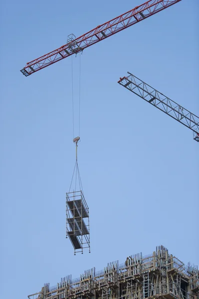 Canteiro de obras com guindaste e edifício — Fotografia de Stock