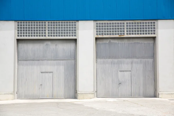 Sluitertijd deur, buiten de fabriek. — Stockfoto