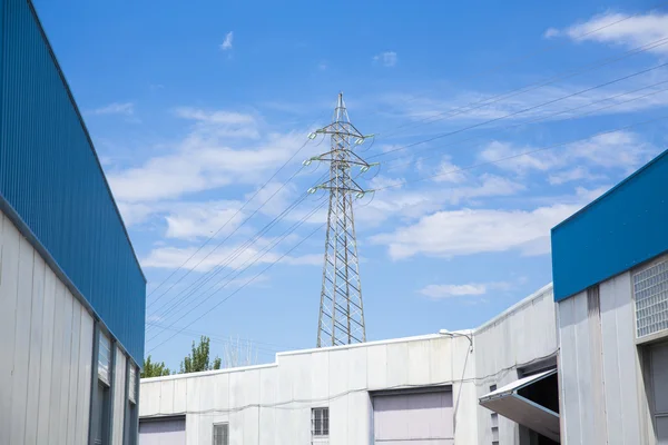 Hoogspanning post. Hoogspannings toren. — Stockfoto