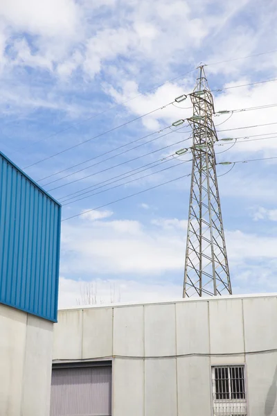 Hoogspanning post. Hoogspannings toren. — Stockfoto