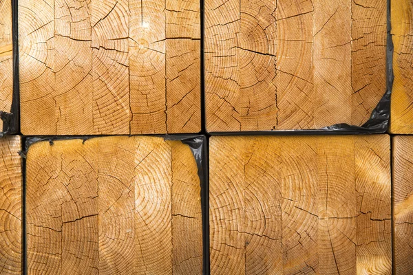 Lagring av tømmer i trestokker for lagring av tømmer for bygge- eller anleggsformål – stockfoto