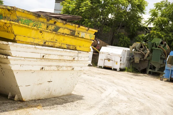 Bir atla inşaat sitesinde