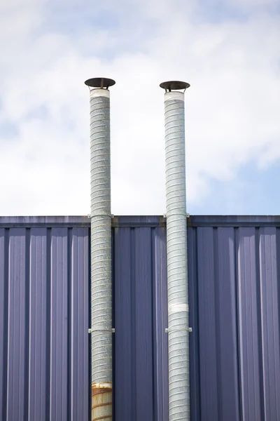 Twee ventilatie pijpen over blauwe hemel close-up — Stockfoto