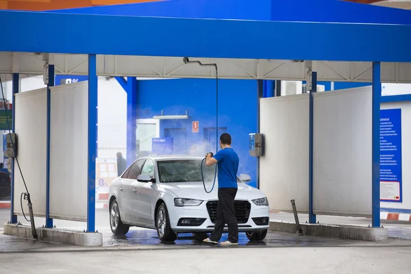 Pulizia manuale del lavaggio auto con schiuma e acqua pressata a ser Fotografia Stock