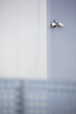 modern bir binada güvenlik kamerası