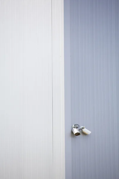 Câmera de segurança em um prédio moderno — Fotografia de Stock