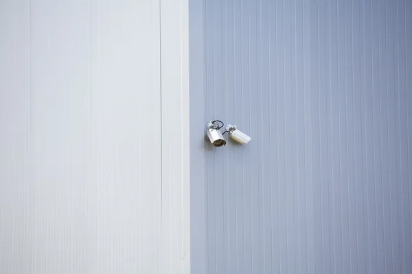 Überwachungskamera in einem modernen Gebäude — Stockfoto