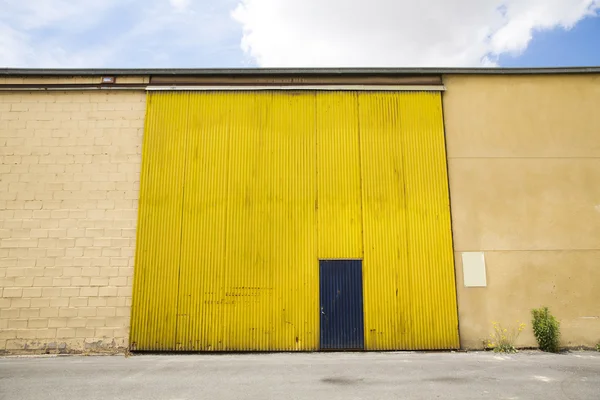 शटर दरवाजा, कारखान्याच्या बाहेर . — स्टॉक फोटो, इमेज
