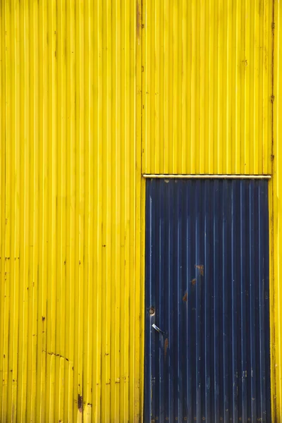 Sluitertijd deur, buiten de fabriek. — Stockfoto