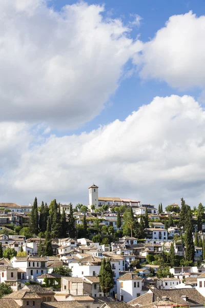 Vista da cidade histórica de Granada, Espanha. Distrito de Albaicin — Fotografia de Stock