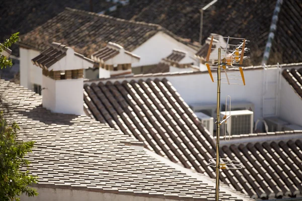 TV-Antenne auf einer Hintergrundstadt — Stockfoto