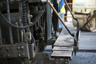 yol onarım için izlenen paver asfalt kaplama, inşaat