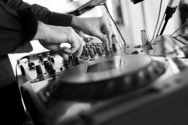 DJ partideki gece kulübünde şarkıyı karıştırıyor.