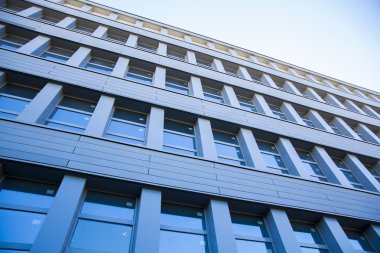 Cityscape gök mavisi ile Office binalarda