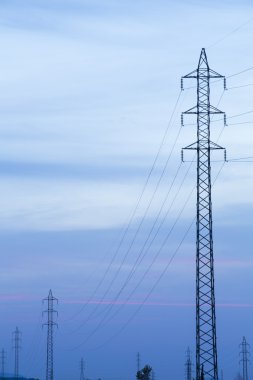 yüksek gerilim sonrası gün batımında