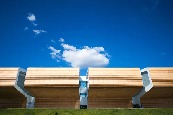 Bâtiment moderne extérieur avec ciel bleu. — Photo