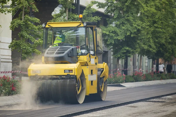 Compactador de rodillos de vibración pesada en obras de asfalto para r — Foto de Stock