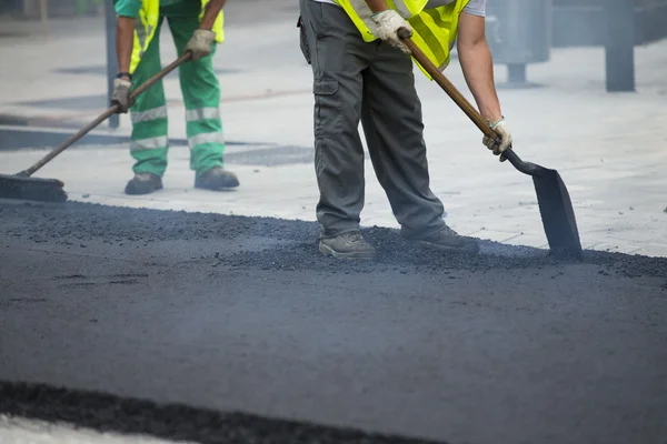 Asfalt finişer makine yol yapımı sırasında çalışan işçi 