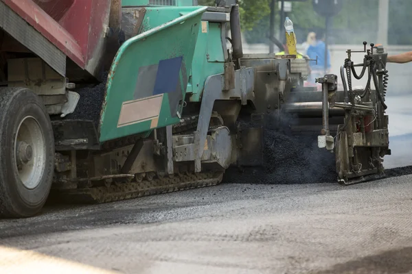 Paver tracciato a lavori di pavimentazione in asfalto per la riparazione stradale — Foto Stock