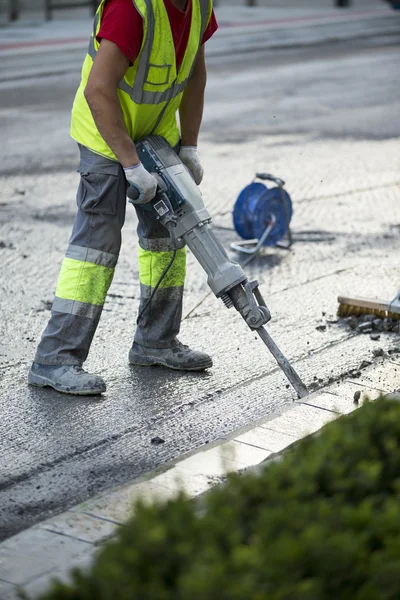 Obras de reparação de estradas com martelo pneumático — Fotografia de Stock