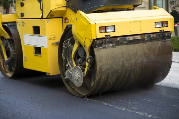 Schwerer Vibrationswalzenverdichter bei Asphaltpflasterarbeiten für — Stockfoto