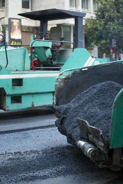 Paveuse sur chenilles aux travaux de revêtement d'asphalte pour la réparation de routes — Photo