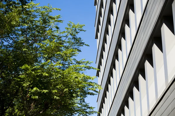 Edifícios de escritórios em paisagem urbana com um céu azul — Fotografia de Stock
