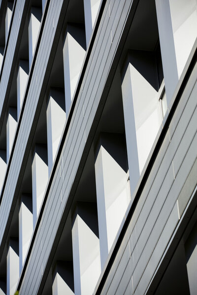 Административные здания в городском пейзаже с голубым небом
