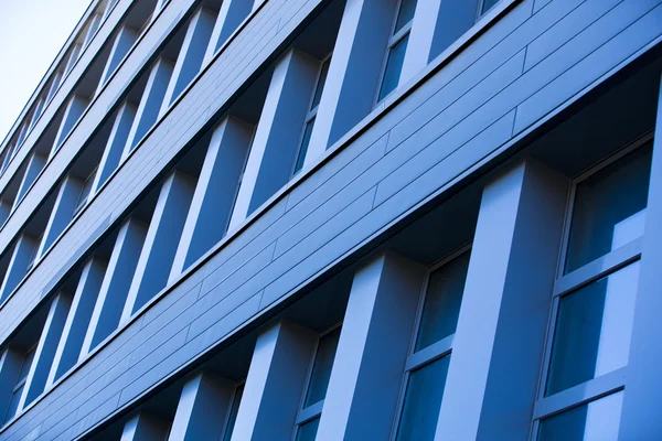 Gedung perkantoran di Cityscape dengan langit biru — Stok Foto