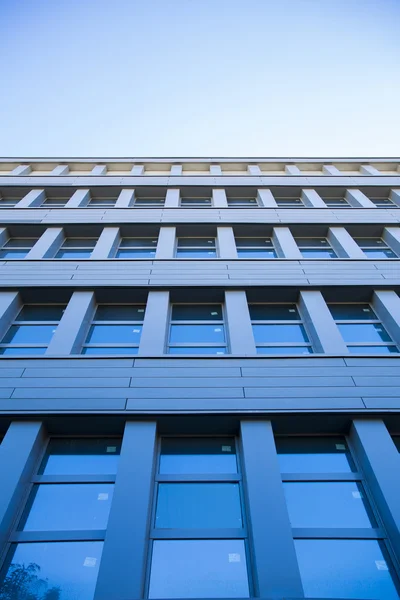Kancelářské budovy v panoráma s nebesky modrá — Stock fotografie