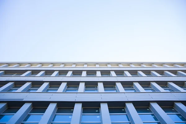 Edificios de oficinas en paisaje urbano con un cielo azul —  Fotos de Stock