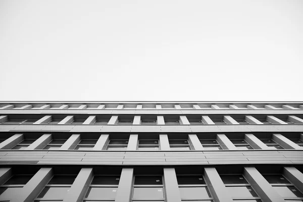 Edificios de oficinas en paisaje urbano con un cielo azul — Foto de Stock