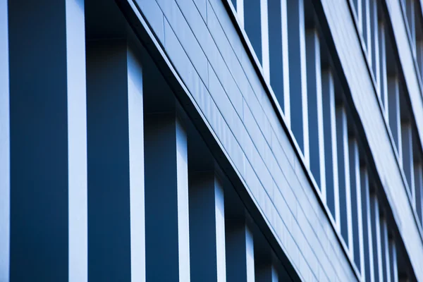 Immeubles de bureaux dans le paysage urbain avec un bleu ciel — Photo