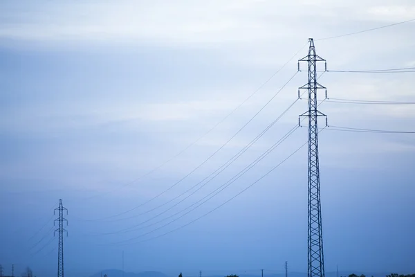 Hoogspanning post bij zonsondergang — Stockfoto