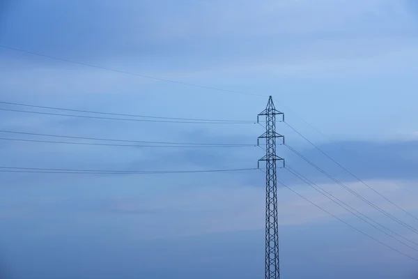 Hoogspanning post bij zonsondergang — Stockfoto