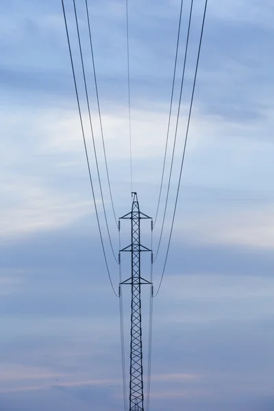 Hoogspanning post bij zonsondergang — Stockfoto