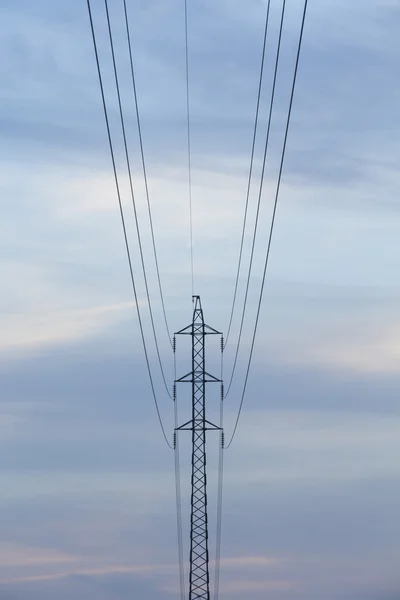 Hoogspanning post bij zonsondergang — Stockfoto