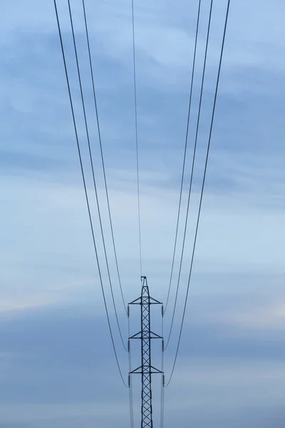 Hoogspanning post bij zonsondergang — Stockfoto