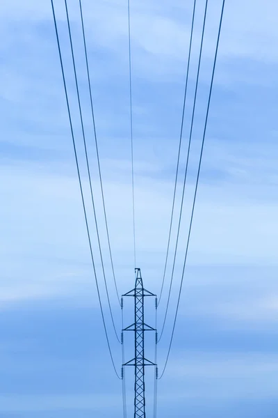 Hoogspanning post bij zonsondergang — Stockfoto