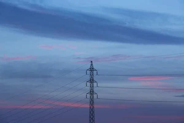 Hoogspanning post bij zonsondergang — Stockfoto