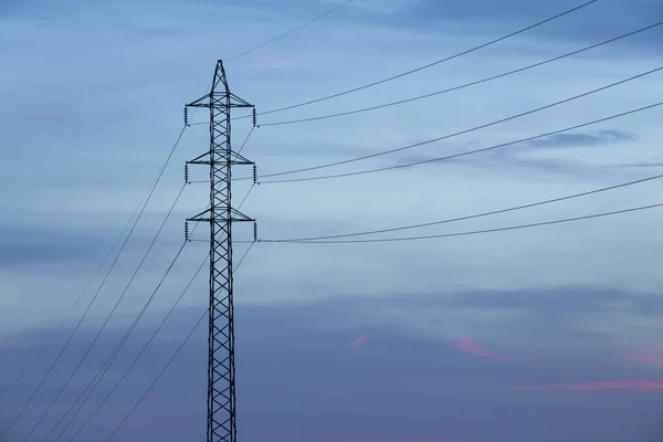 Hoogspanning post bij zonsondergang — Stockfoto