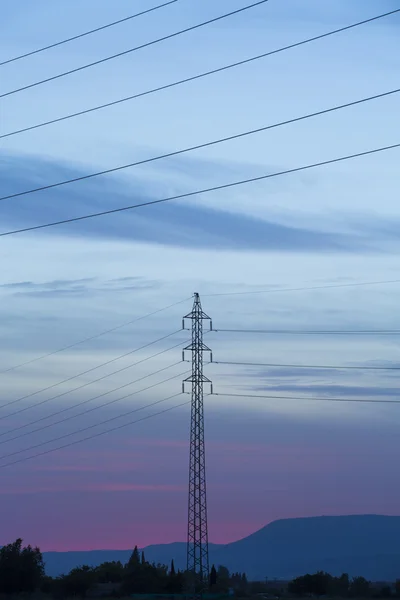 Poste de alta tensão ao pôr do sol — Fotografia de Stock