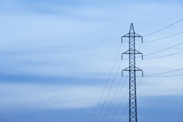 Hoogspanning post bij zonsondergang — Stockfoto