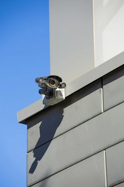 Sistema di telecamere di guardia grattacielo blu edificio per uffici con blu — Foto Stock