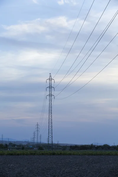 Poste de alta tensão ao pôr do sol — Fotografia de Stock