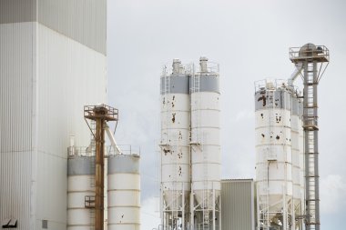 Eski çimento fabrikası makinaları. Çimento silosu.