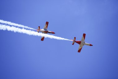 Granada, Granada, İspanya, İspanya - 19 Haziran 2011: akrobasi devriye (Kartal devriye) gerçekleştirmek bir Havacılık Fuarında (Open day Armilla hava üssü) 19 Haziran İspanyolca