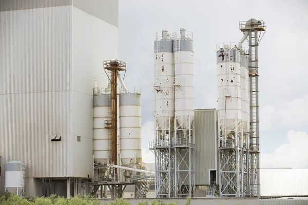 Oude cement fabriek machines. Cement silo. — Stockfoto