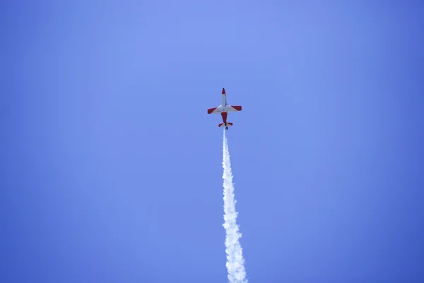 2011 en Granada, GRANADA, España, ESPAÑA - 19 DE JUNIO: Patrulla Aerobática Española (Patrulla Águila) realiza en una exhibición aérea (Jornada de puertas abiertas de la base aérea Armilla) el 19 de junio —  Fotos de Stock